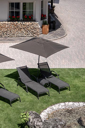 Giardino con sdraio